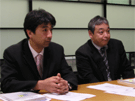 法務部の部長・川名智雄氏と、同部コンプライアンス推進課の米山拓氏